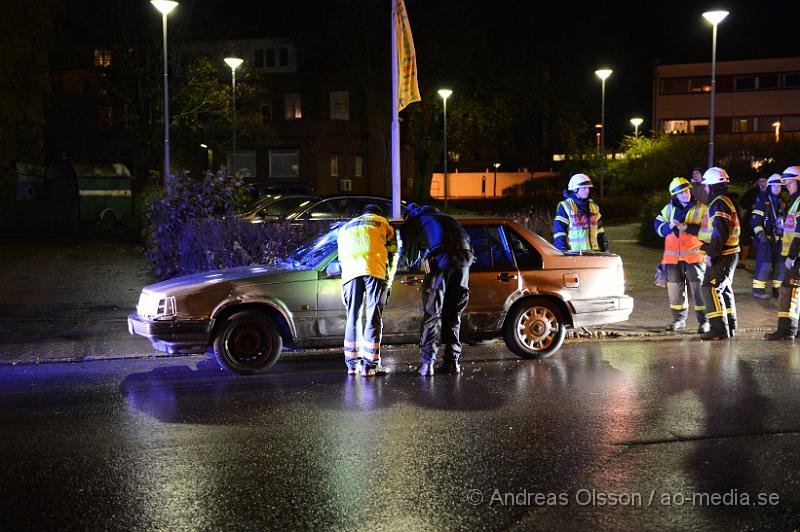 DSC_2081.JPG - Strax efter 23:30 tiden på onsdagskvällen larmades räddningstjänsten, ambulans och polis till Apoteksgatan i centrala Klippan där tre personbilar ska ha kolliderat, på platsen fanns bara en bil kvar och denna hade större skador på både rutor och plåtskador. Det ska även ha utbrutit slagsmål mellan förarna efter kollisionen. Det är oklart hur olyckan skett men föraren av bilen som var kvar ska ha förts till sjukhuset för kontroll.