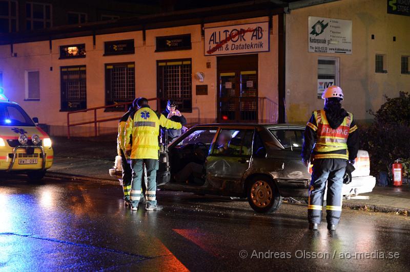 DSC_2083.JPG - Strax efter 23:30 tiden på onsdagskvällen larmades räddningstjänsten, ambulans och polis till Apoteksgatan i centrala Klippan där tre personbilar ska ha kolliderat, på platsen fanns bara en bil kvar och denna hade större skador på både rutor och plåtskador. Det ska även ha utbrutit slagsmål mellan förarna efter kollisionen. Det är oklart hur olyckan skett men föraren av bilen som var kvar ska ha förts till sjukhuset för kontroll.