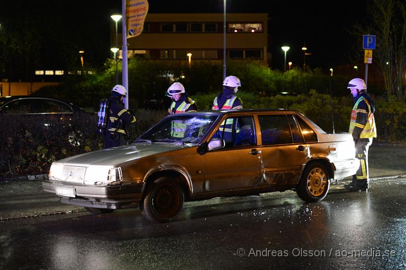 DSC_2084.JPG - Strax efter 23:30 tiden på onsdagskvällen larmades räddningstjänsten, ambulans och polis till Apoteksgatan i centrala Klippan där tre personbilar ska ha kolliderat, på platsen fanns bara en bil kvar och denna hade större skador på både rutor och plåtskador. Det ska även ha utbrutit slagsmål mellan förarna efter kollisionen. Det är oklart hur olyckan skett men föraren av bilen som var kvar ska ha förts till sjukhuset för kontroll.