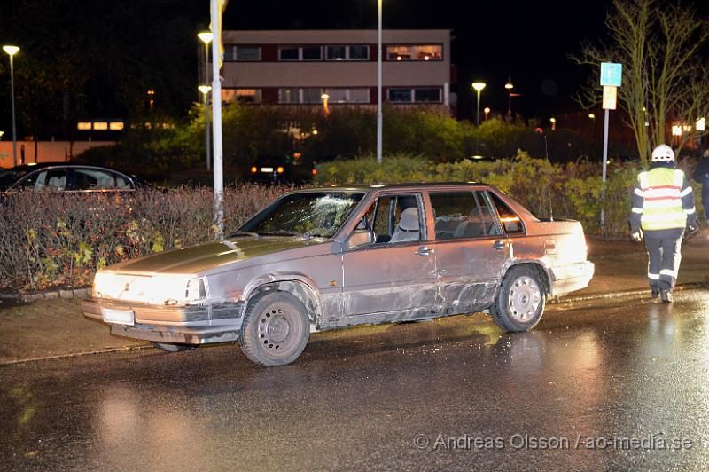 DSC_2086.JPG - Strax efter 23:30 tiden på onsdagskvällen larmades räddningstjänsten, ambulans och polis till Apoteksgatan i centrala Klippan där tre personbilar ska ha kolliderat, på platsen fanns bara en bil kvar och denna hade större skador på både rutor och plåtskador. Det ska även ha utbrutit slagsmål mellan förarna efter kollisionen. Det är oklart hur olyckan skett men föraren av bilen som var kvar ska ha förts till sjukhuset för kontroll.