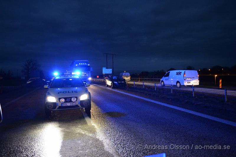 DSC_2091.JPG - Runt 16:30 tiden larmades räddningstjänsten, ambulans och polis till E4an i Åstorp, där en personbil kört in i en vägskylt. Oklart hur olyckan skett samt om någon blev skadad i olyckan. Just nu råder det svår framkomlighet på båda sidorna.