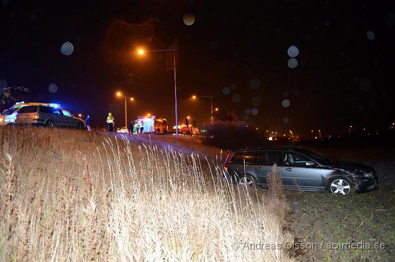 DSC_2110.JPG - Vid 17:20 larmades räddningstjänsten, ambulans och polis till väg 110, där 2 personbilar krockat precis uppe på bron ovanför E4an.  Ena bilen hade åkt ner i diket och ut på åkern och den andra stod kvar på vägen. Oklart hur olyckan har gått till och om någon kommit till skada. Vägen var helt avstängd under räddnings och bärgnings arbetet. Trafiken dirigerades delvis om.