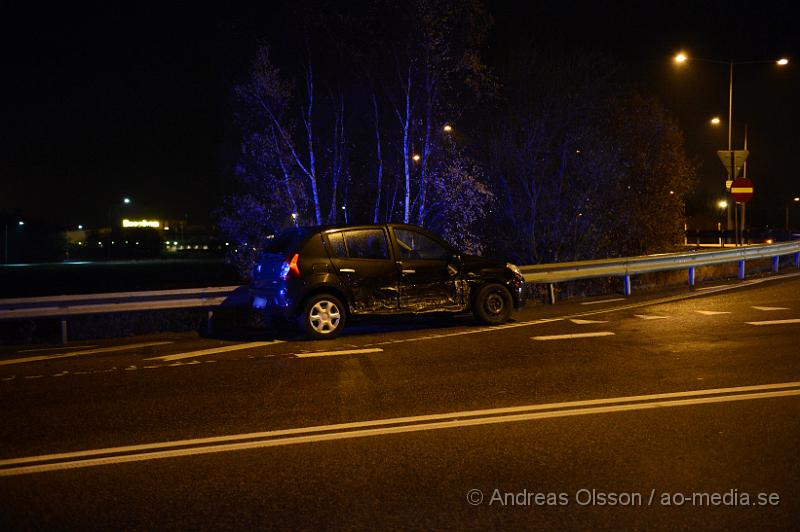 DSC_2111.JPG - Vid 17:20 larmades räddningstjänsten, ambulans och polis till väg 110, där 2 personbilar krockat precis uppe på bron ovanför E4an.  Ena bilen hade åkt ner i diket och ut på åkern och den andra stod kvar på vägen. Oklart hur olyckan har gått till och om någon kommit till skada. Vägen var helt avstängd under räddnings och bärgnings arbetet. Trafiken dirigerades delvis om.