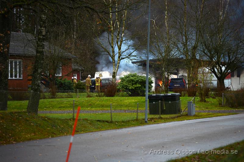 DSC_2150.JPG - Strax före 13 på söndags eftermiddagen larmades en större räddningsstyrka till Östra Tockar utanför Örkelljunga, vid framkomst va det en fullt utvecklad brand i en verkstad, i verkstaden finns det flertal bilar samt gastuber. Ett säkerhetsområde på ca 300 meter runt platsen är avspärrad med tanke på explosions risken. En person ska ha blivit skadad i samband med branden, oklart hur pass allvarligt.