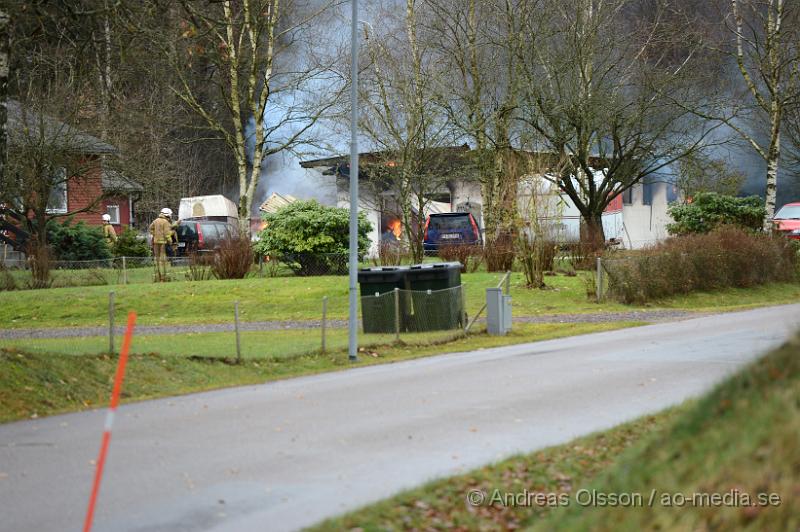 DSC_2153.JPG - Strax före 13 på söndags eftermiddagen larmades en större räddningsstyrka till Östra Tockar utanför Örkelljunga, vid framkomst va det en fullt utvecklad brand i en verkstad, i verkstaden finns det flertal bilar samt gastuber. Ett säkerhetsområde på ca 300 meter runt platsen är avspärrad med tanke på explosions risken. En person ska ha blivit skadad i samband med branden, oklart hur pass allvarligt.