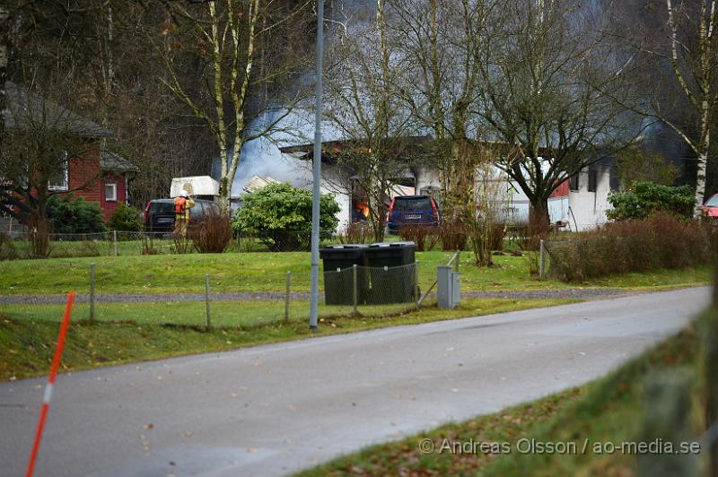 DSC_2157.JPG - Strax före 13 på söndags eftermiddagen larmades en större räddningsstyrka till Östra Tockar utanför Örkelljunga, vid framkomst va det en fullt utvecklad brand i en verkstad, i verkstaden finns det flertal bilar samt gastuber. Ett säkerhetsområde på ca 300 meter runt platsen är avspärrad med tanke på explosions risken. En person ska ha blivit skadad i samband med branden, oklart hur pass allvarligt.