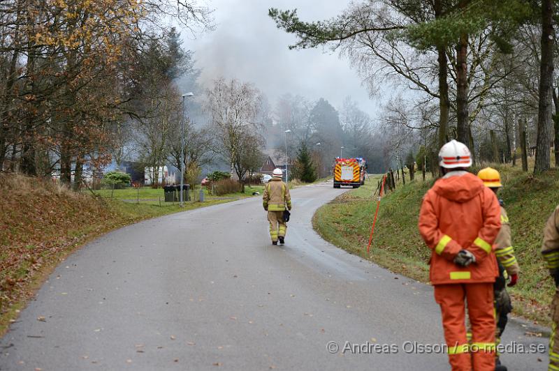 DSC_2159.JPG - Strax före 13 på söndags eftermiddagen larmades en större räddningsstyrka till Östra Tockar utanför Örkelljunga, vid framkomst va det en fullt utvecklad brand i en verkstad, i verkstaden finns det flertal bilar samt gastuber. Ett säkerhetsområde på ca 300 meter runt platsen är avspärrad med tanke på explosions risken. En person ska ha blivit skadad i samband med branden, oklart hur pass allvarligt.