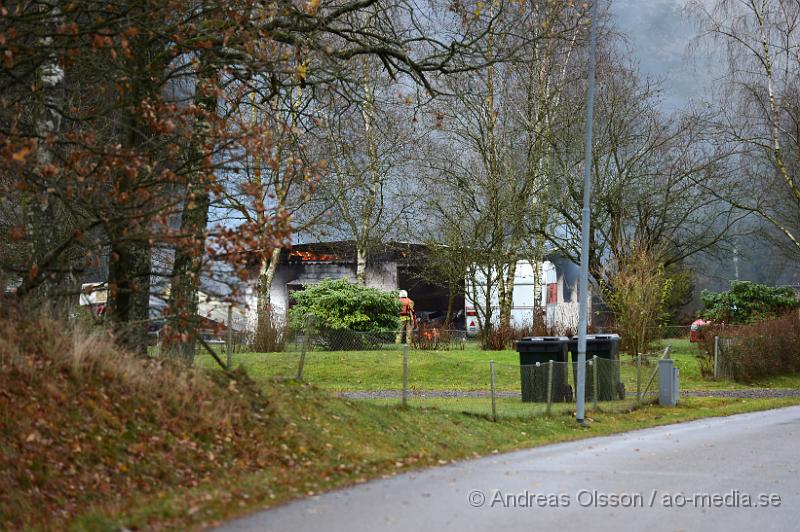 DSC_2161.JPG - Strax före 13 på söndags eftermiddagen larmades en större räddningsstyrka till Östra Tockar utanför Örkelljunga, vid framkomst va det en fullt utvecklad brand i en verkstad, i verkstaden finns det flertal bilar samt gastuber. Ett säkerhetsområde på ca 300 meter runt platsen är avspärrad med tanke på explosions risken. En person ska ha blivit skadad i samband med branden, oklart hur pass allvarligt.