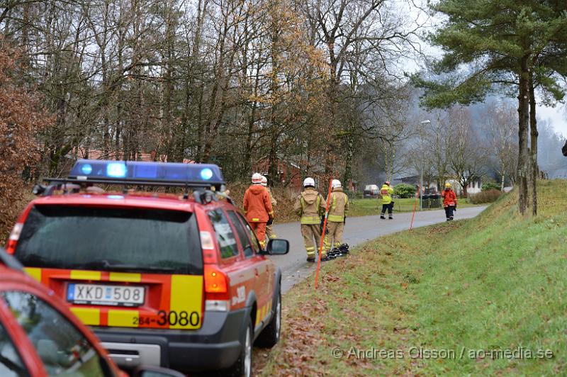 DSC_2163.JPG - Strax före 13 på söndags eftermiddagen larmades en större räddningsstyrka till Östra Tockar utanför Örkelljunga, vid framkomst va det en fullt utvecklad brand i en verkstad, i verkstaden finns det flertal bilar samt gastuber. Ett säkerhetsområde på ca 300 meter runt platsen är avspärrad med tanke på explosions risken. En person ska ha blivit skadad i samband med branden, oklart hur pass allvarligt.