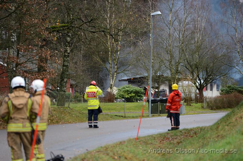 DSC_2164.JPG - Strax före 13 på söndags eftermiddagen larmades en större räddningsstyrka till Östra Tockar utanför Örkelljunga, vid framkomst va det en fullt utvecklad brand i en verkstad, i verkstaden finns det flertal bilar samt gastuber. Ett säkerhetsområde på ca 300 meter runt platsen är avspärrad med tanke på explosions risken. En person ska ha blivit skadad i samband med branden, oklart hur pass allvarligt.