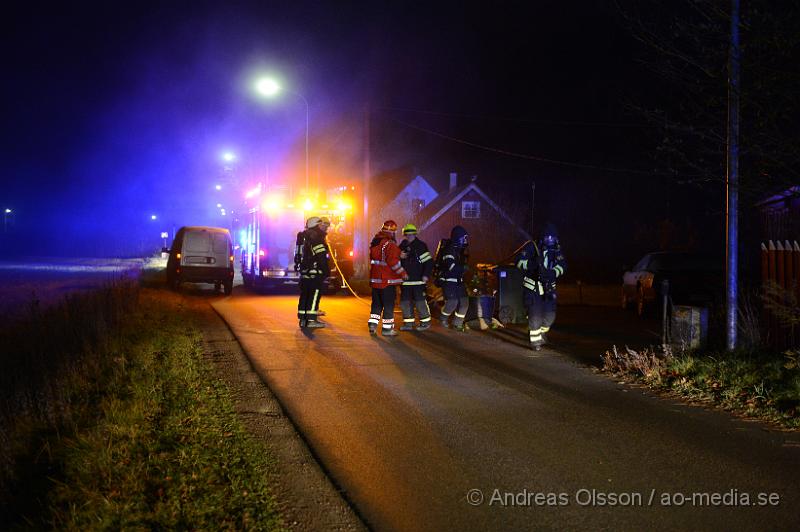 DSC_2219.JPG - Vid 22.30 larmades räddningstjänsten från Klippan och Ljungbyhed samt ambulans till Krika där man fått in larm om en så kallad soteld som även spridit sig till trä intill skorstenen. Räddningstjänsten gjorde en snabb insats med att såga upp taket intill skorstenen och släcka av bränderna under taket. Ingen person kom till skada i branden men huset fick en del rök och vatten skador.