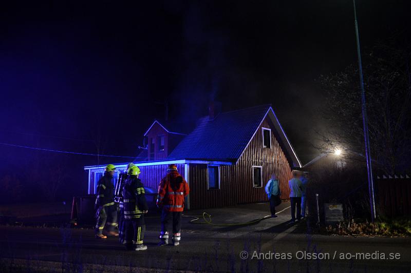 DSC_2222.JPG - Vid 22.30 larmades räddningstjänsten från Klippan och Ljungbyhed samt ambulans till Krika där man fått in larm om en så kallad soteld som även spridit sig till trä intill skorstenen. Räddningstjänsten gjorde en snabb insats med att såga upp taket intill skorstenen och släcka av bränderna under taket. Ingen person kom till skada i branden men huset fick en del rök och vatten skador.