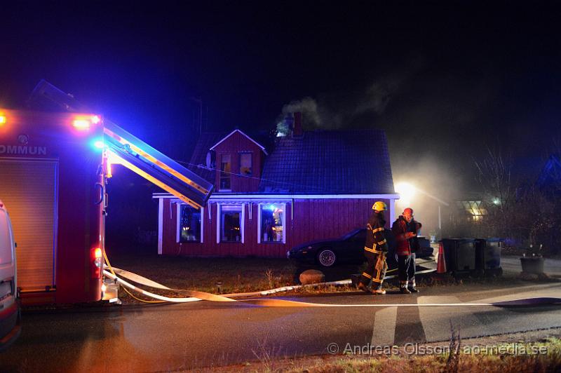 DSC_2236.JPG - Vid 22.30 larmades räddningstjänsten från Klippan och Ljungbyhed samt ambulans till Krika där man fått in larm om en så kallad soteld som även spridit sig till trä intill skorstenen. Räddningstjänsten gjorde en snabb insats med att såga upp taket intill skorstenen och släcka av bränderna under taket. Ingen person kom till skada i branden men huset fick en del rök och vatten skador.