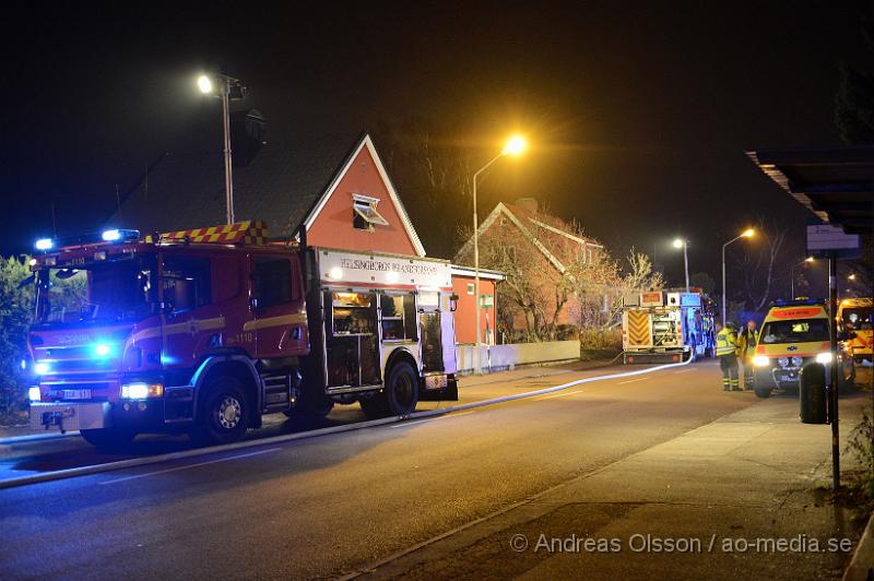 DSC_2254.JPG - Vid 16:30 tiden larmades räddningstjänsten, ambulans och polis till centralgatan i Ödåkra där det inkommit larm om brand i en villa. Vid framkomst kunde man konstatera att det brann i hallen. En person hittades i den rökfyllda villan och denna avled av sina skador.