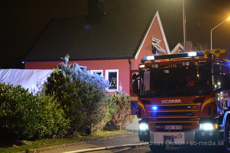 DSC_2255.JPG - Vid 16:30 tiden larmades räddningstjänsten, ambulans och polis till centralgatan i Ödåkra där det inkommit larm om brand i en villa. Vid framkomst kunde man konstatera att det brann i hallen. En person hittades i den rökfyllda villan och denna avled av sina skador.