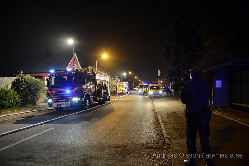 DSC_2260.JPG - Vid 16:30 tiden larmades räddningstjänsten, ambulans och polis till centralgatan i Ödåkra där det inkommit larm om brand i en villa. Vid framkomst kunde man konstatera att det brann i hallen. En person hittades i den rökfyllda villan och denna avled av sina skador.