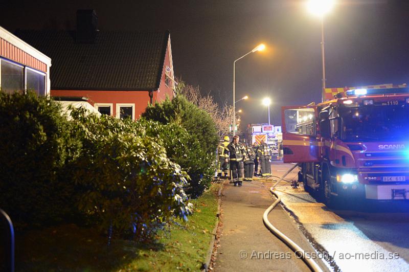 DSC_2266.JPG - Vid 16:30 tiden larmades räddningstjänsten, ambulans och polis till centralgatan i Ödåkra där det inkommit larm om brand i en villa. Vid framkomst kunde man konstatera att det brann i hallen. En person hittades i den rökfyllda villan och denna avled av sina skador.