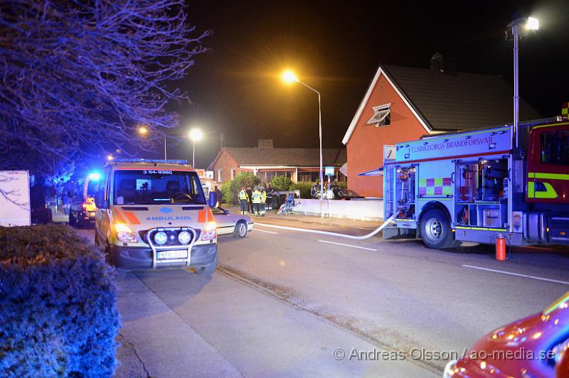 DSC_2269.JPG - Vid 16:30 tiden larmades räddningstjänsten, ambulans och polis till centralgatan i Ödåkra där det inkommit larm om brand i en villa. Vid framkomst kunde man konstatera att det brann i hallen. En person hittades i den rökfyllda villan och denna avled av sina skador.