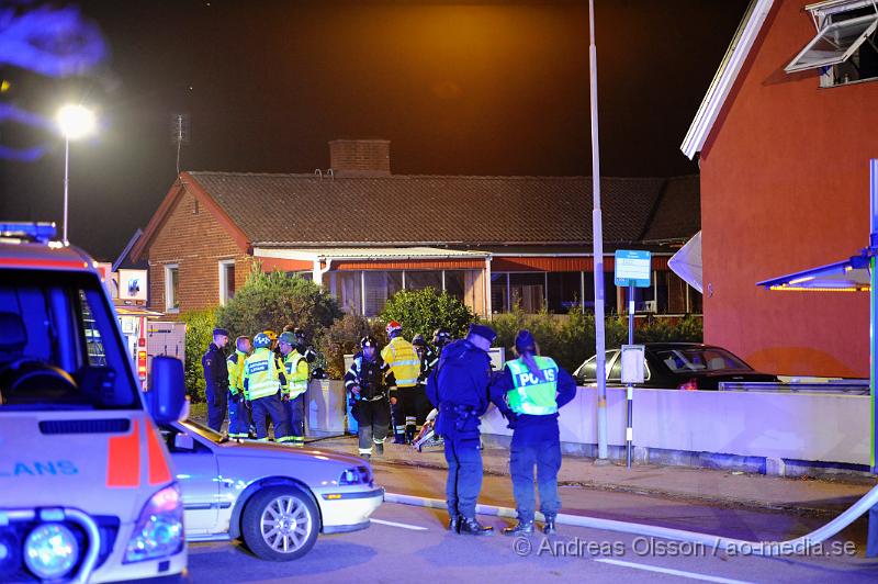 _DSC2701.JPG - Vid 16:30 tiden larmades räddningstjänsten, ambulans och polis till centralgatan i Ödåkra där det inkommit larm om brand i en villa. Vid framkomst kunde man konstatera att det brann i hallen. En person hittades i den rökfyllda villan och denna avled av sina skador.