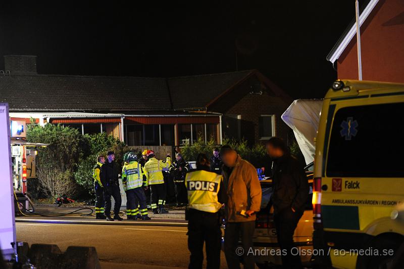 _DSC2704.JPG - Vid 16:30 tiden larmades räddningstjänsten, ambulans och polis till centralgatan i Ödåkra där det inkommit larm om brand i en villa. Vid framkomst kunde man konstatera att det brann i hallen. En person hittades i den rökfyllda villan och denna avled av sina skador.