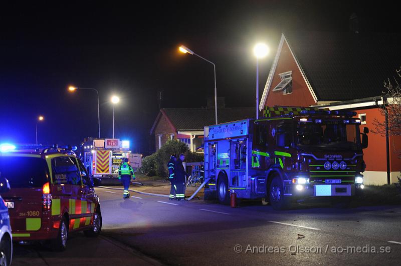 _DSC2708.JPG - Vid 16:30 tiden larmades räddningstjänsten, ambulans och polis till centralgatan i Ödåkra där det inkommit larm om brand i en villa. Vid framkomst kunde man konstatera att det brann i hallen. En person hittades i den rökfyllda villan och denna avled av sina skador.