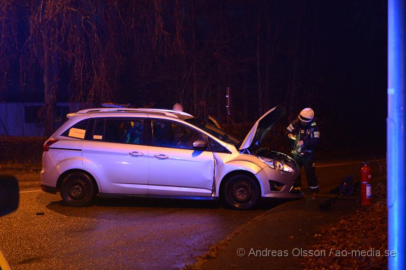 DSC_2272.JPG - Strax innan 16:30 larmades räddningstjänsten från Ljungbyhed och Klippan samt flera ambulanser och polis till korsningen väg 13/108 där två personbilar kolliderat. Vid framkomst satt en person kvar i ena bilen men ambulanspersonal på plats gjorde bedömningen att man inte behövde klippa upp taket för att få ut personen på ett säkert sätt. Det är oklart hur allvarligt skadade dem inblandade blivit men minst tre stycken fick föras med ambulans till Helsingborgs Lasarett. Vägen var delvis avstängd under räddningsarbetet.