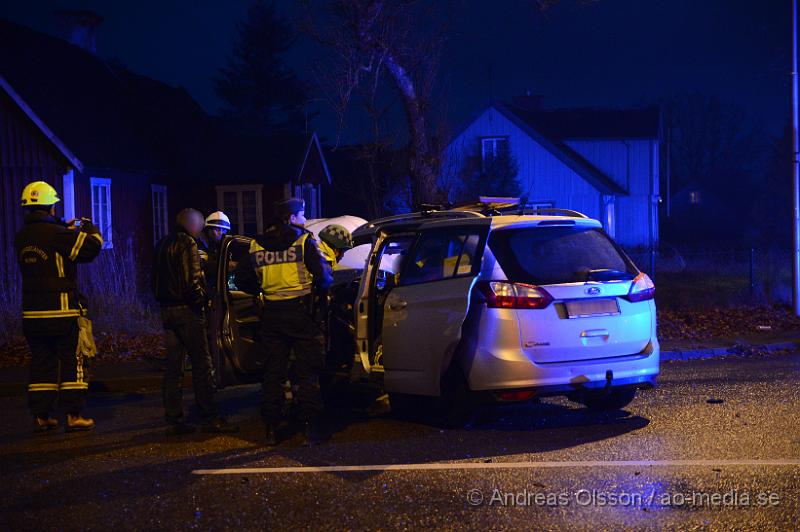 DSC_2275.JPG - Strax innan 16:30 larmades räddningstjänsten från Ljungbyhed och Klippan samt flera ambulanser och polis till korsningen väg 13/108 där två personbilar kolliderat. Vid framkomst satt en person kvar i ena bilen men ambulanspersonal på plats gjorde bedömningen att man inte behövde klippa upp taket för att få ut personen på ett säkert sätt. Det är oklart hur allvarligt skadade dem inblandade blivit men minst tre stycken fick föras med ambulans till Helsingborgs Lasarett. Vägen var delvis avstängd under räddningsarbetet.