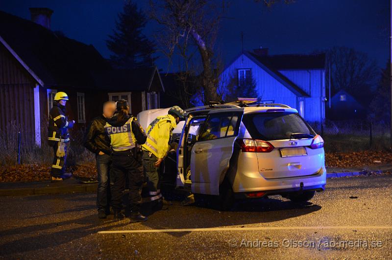 DSC_2277.JPG - Strax innan 16:30 larmades räddningstjänsten från Ljungbyhed och Klippan samt flera ambulanser och polis till korsningen väg 13/108 där två personbilar kolliderat. Vid framkomst satt en person kvar i ena bilen men ambulanspersonal på plats gjorde bedömningen att man inte behövde klippa upp taket för att få ut personen på ett säkert sätt. Det är oklart hur allvarligt skadade dem inblandade blivit men minst tre stycken fick föras med ambulans till Helsingborgs Lasarett. Vägen var delvis avstängd under räddningsarbetet.