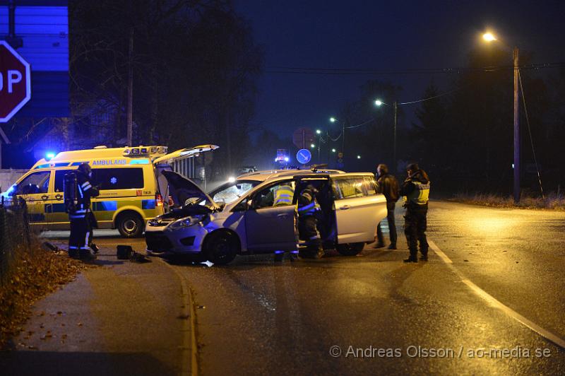 DSC_2278.JPG - Strax innan 16:30 larmades räddningstjänsten från Ljungbyhed och Klippan samt flera ambulanser och polis till korsningen väg 13/108 där två personbilar kolliderat. Vid framkomst satt en person kvar i ena bilen men ambulanspersonal på plats gjorde bedömningen att man inte behövde klippa upp taket för att få ut personen på ett säkert sätt. Det är oklart hur allvarligt skadade dem inblandade blivit men minst tre stycken fick föras med ambulans till Helsingborgs Lasarett. Vägen var delvis avstängd under räddningsarbetet.