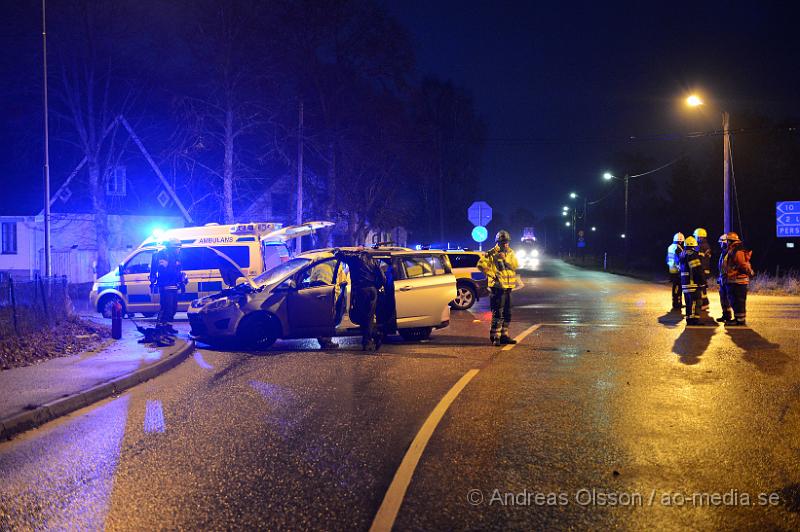 DSC_2290.JPG - Strax innan 16:30 larmades räddningstjänsten från Ljungbyhed och Klippan samt flera ambulanser och polis till korsningen väg 13/108 där två personbilar kolliderat. Vid framkomst satt en person kvar i ena bilen men ambulanspersonal på plats gjorde bedömningen att man inte behövde klippa upp taket för att få ut personen på ett säkert sätt. Det är oklart hur allvarligt skadade dem inblandade blivit men minst tre stycken fick föras med ambulans till Helsingborgs Lasarett. Vägen var delvis avstängd under räddningsarbetet.