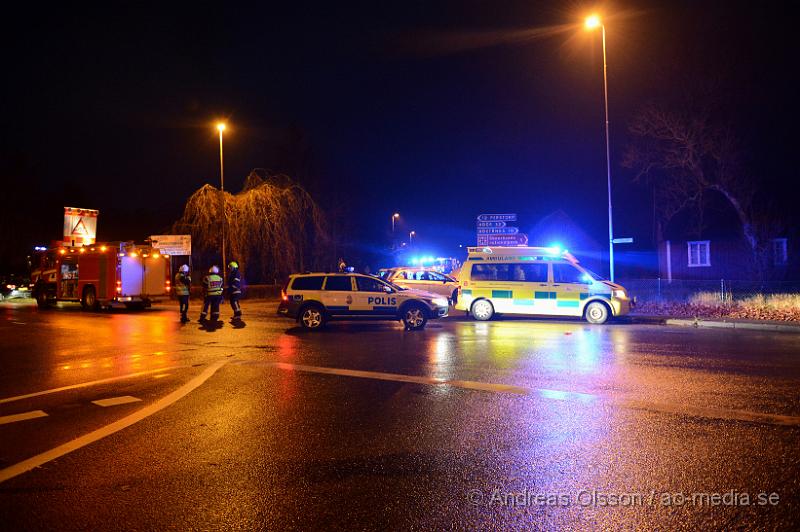 DSC_2294.JPG - Strax innan 16:30 larmades räddningstjänsten från Ljungbyhed och Klippan samt flera ambulanser och polis till korsningen väg 13/108 där två personbilar kolliderat. Vid framkomst satt en person kvar i ena bilen men ambulanspersonal på plats gjorde bedömningen att man inte behövde klippa upp taket för att få ut personen på ett säkert sätt. Det är oklart hur allvarligt skadade dem inblandade blivit men minst tre stycken fick föras med ambulans till Helsingborgs Lasarett. Vägen var delvis avstängd under räddningsarbetet.