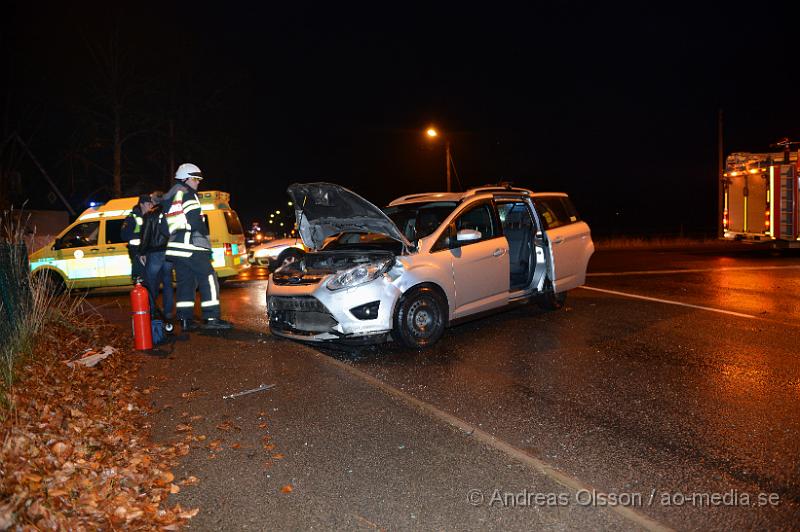 DSC_2296.JPG - Strax innan 16:30 larmades räddningstjänsten från Ljungbyhed och Klippan samt flera ambulanser och polis till korsningen väg 13/108 där två personbilar kolliderat. Vid framkomst satt en person kvar i ena bilen men ambulanspersonal på plats gjorde bedömningen att man inte behövde klippa upp taket för att få ut personen på ett säkert sätt. Det är oklart hur allvarligt skadade dem inblandade blivit men minst tre stycken fick föras med ambulans till Helsingborgs Lasarett. Vägen var delvis avstängd under räddningsarbetet.