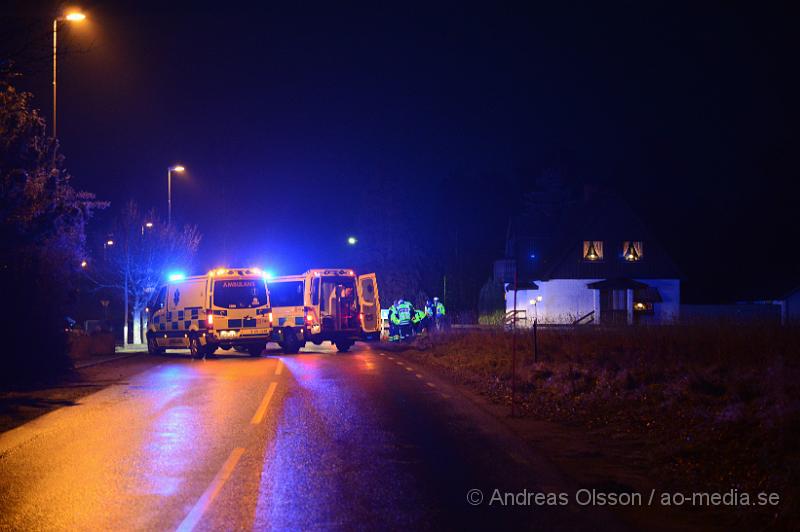 DSC_2299.JPG - Strax innan 16:30 larmades räddningstjänsten från Ljungbyhed och Klippan samt flera ambulanser och polis till korsningen väg 13/108 där två personbilar kolliderat. Vid framkomst satt en person kvar i ena bilen men ambulanspersonal på plats gjorde bedömningen att man inte behövde klippa upp taket för att få ut personen på ett säkert sätt. Det är oklart hur allvarligt skadade dem inblandade blivit men minst tre stycken fick föras med ambulans till Helsingborgs Lasarett. Vägen var delvis avstängd under räddningsarbetet.