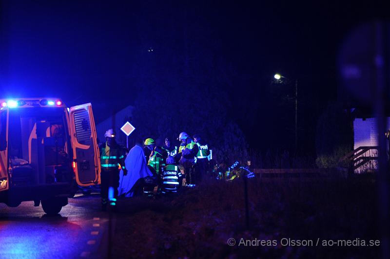 _DSC2713.JPG - Strax innan 16:30 larmades räddningstjänsten från Ljungbyhed och Klippan samt flera ambulanser och polis till korsningen väg 13/108 där två personbilar kolliderat. Vid framkomst satt en person kvar i ena bilen men ambulanspersonal på plats gjorde bedömningen att man inte behövde klippa upp taket för att få ut personen på ett säkert sätt. Det är oklart hur allvarligt skadade dem inblandade blivit men minst tre stycken fick föras med ambulans till Helsingborgs Lasarett. Vägen var delvis avstängd under räddningsarbetet.