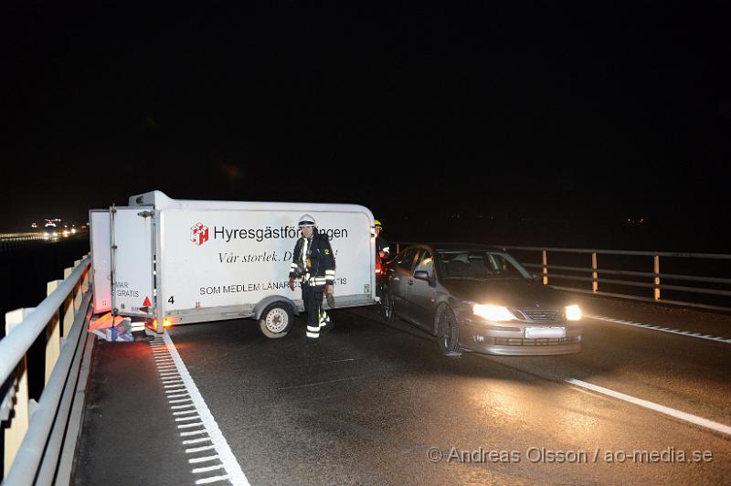 DSC_2306.JPG - Vid 17,30 larmades räddningstjänsten, ambulans och polis till E4an i höjd med Tranarpsbron där en personbil med släp fått sladd och blockerade delar av vägen. Ingen person ska ha skadats i olyckan, ett körfält avstängt.