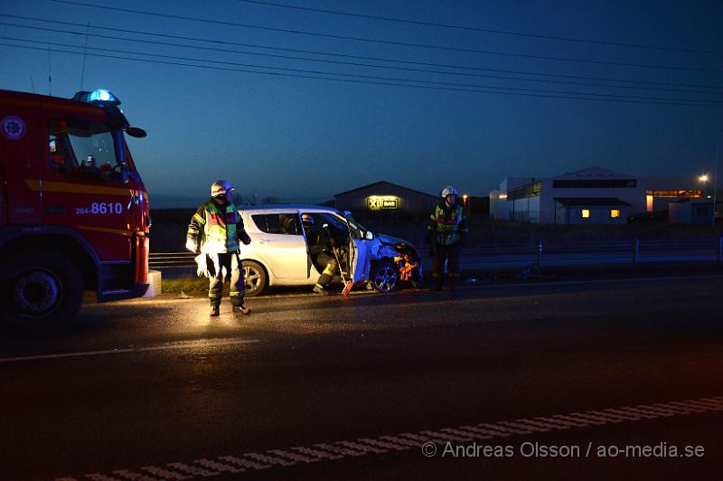 DSC_2321.JPG - Strax efter 16 larmades räddningstjänst, ambulans och polis till E4an strax utanför åstorp där två personbilar kolliderat. Den ena bilen hade kört in i den andra bakifrån och det rådde begränsad framkomlighet på platsen under räddnings och bärgnings arbetet. Oklart om någon skadats i olyckan.