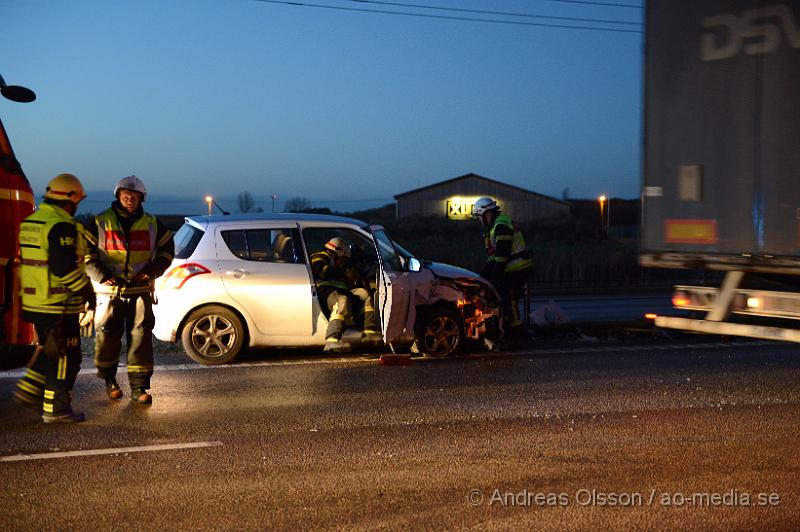 DSC_2322.JPG - Strax efter 16 larmades räddningstjänst, ambulans och polis till E4an strax utanför åstorp där två personbilar kolliderat. Den ena bilen hade kört in i den andra bakifrån och det rådde begränsad framkomlighet på platsen under räddnings och bärgnings arbetet. Oklart om någon skadats i olyckan.