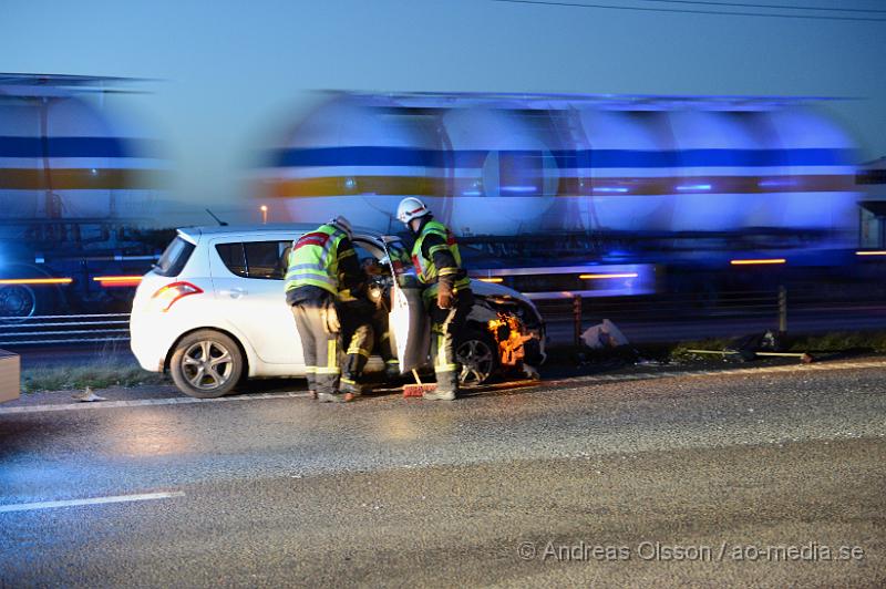 DSC_2325.JPG - Strax efter 16 larmades räddningstjänst, ambulans och polis till E4an strax utanför åstorp där två personbilar kolliderat. Den ena bilen hade kört in i den andra bakifrån och det rådde begränsad framkomlighet på platsen under räddnings och bärgnings arbetet. Oklart om någon skadats i olyckan.