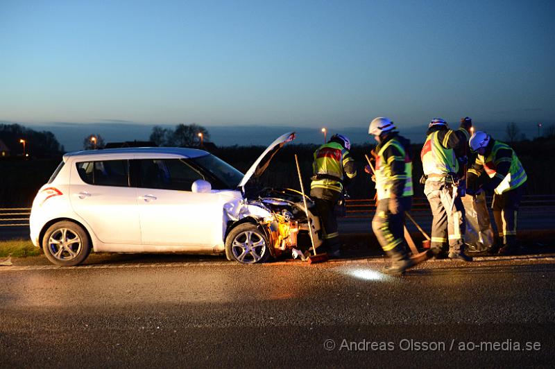 DSC_2327.JPG - Strax efter 16 larmades räddningstjänst, ambulans och polis till E4an strax utanför åstorp där två personbilar kolliderat. Den ena bilen hade kört in i den andra bakifrån och det rådde begränsad framkomlighet på platsen under räddnings och bärgnings arbetet. Oklart om någon skadats i olyckan.