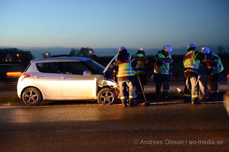 DSC_2328.JPG - Strax efter 16 larmades räddningstjänst, ambulans och polis till E4an strax utanför åstorp där två personbilar kolliderat. Den ena bilen hade kört in i den andra bakifrån och det rådde begränsad framkomlighet på platsen under räddnings och bärgnings arbetet. Oklart om någon skadats i olyckan.