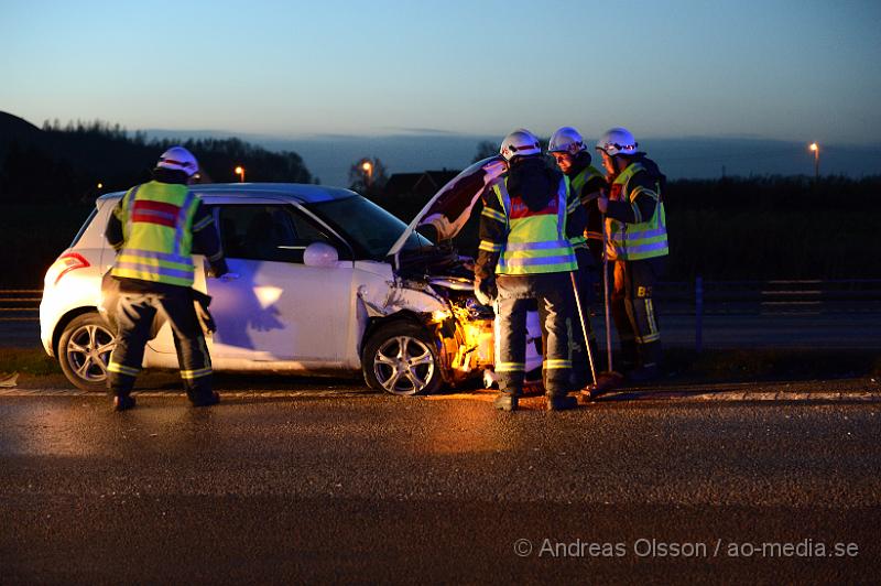 DSC_2329.JPG - Strax efter 16 larmades räddningstjänst, ambulans och polis till E4an strax utanför åstorp där två personbilar kolliderat. Den ena bilen hade kört in i den andra bakifrån och det rådde begränsad framkomlighet på platsen under räddnings och bärgnings arbetet. Oklart om någon skadats i olyckan.