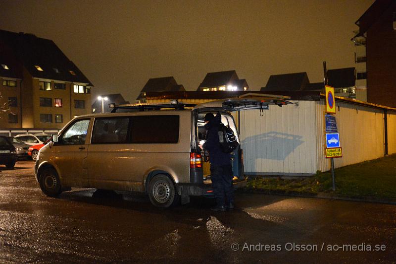 DSC_2335.JPG - Strax efter 18 larmades flera polispatruller samt ambulans till Tyringegatan i Helsingborg där en kvinna ska ha blivit skjuten av en maskerad gärningsman. Det var när en person ringde på kvinnans lägenhet och när hon öppnade stod där en maskerad man med svarta kläder och sköt henne i buken. Personen sprang sedan från platsen i okänd riktning. Även kvinnans barn och en kompis till barnen var hemma och larmade polisen. Kvinnan fördes med ambulans till sjukhus vad som uppges vara allvarliga men inte livshotande skador. Polisens tekniker jobbade under kvällen på platsen för att säkra spår. Senare togs en man nära bekant med kvinnan in för förhör.