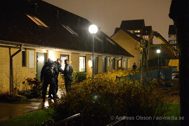 DSC_2346.JPG - Strax efter 18 larmades flera polispatruller samt ambulans till Tyringegatan i Helsingborg där en kvinna ska ha blivit skjuten av en maskerad gärningsman. Det var när en person ringde på kvinnans lägenhet och när hon öppnade stod där en maskerad man med svarta kläder och sköt henne i buken. Personen sprang sedan från platsen i okänd riktning. Även kvinnans barn och en kompis till barnen var hemma och larmade polisen. Kvinnan fördes med ambulans till sjukhus vad som uppges vara allvarliga men inte livshotande skador. Polisens tekniker jobbade under kvällen på platsen för att säkra spår. Senare togs en man nära bekant med kvinnan in för förhör.