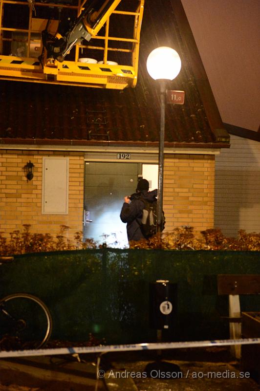 DSC_2356.JPG - Strax efter 18 larmades flera polispatruller samt ambulans till Tyringegatan i Helsingborg där en kvinna ska ha blivit skjuten av en maskerad gärningsman. Det var när en person ringde på kvinnans lägenhet och när hon öppnade stod där en maskerad man med svarta kläder och sköt henne i buken. Personen sprang sedan från platsen i okänd riktning. Även kvinnans barn och en kompis till barnen var hemma och larmade polisen. Kvinnan fördes med ambulans till sjukhus vad som uppges vara allvarliga men inte livshotande skador. Polisens tekniker jobbade under kvällen på platsen för att säkra spår. Senare togs en man nära bekant med kvinnan in för förhör.