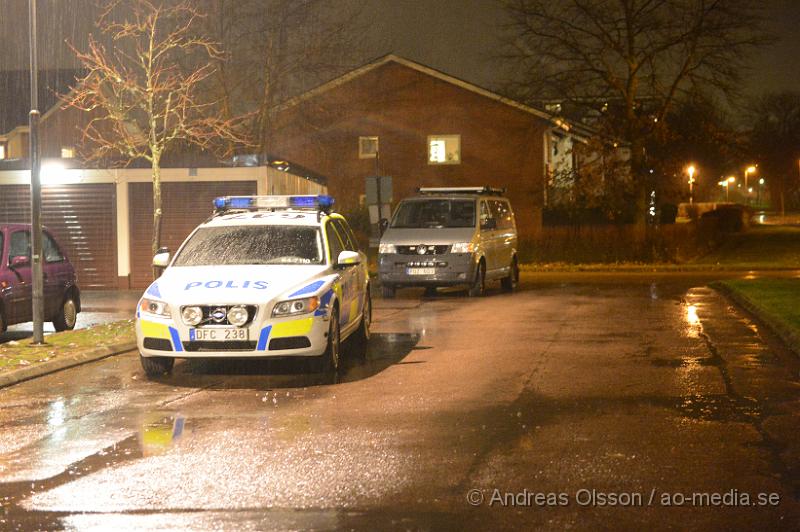 DSC_2375.JPG - Strax efter 18 larmades flera polispatruller samt ambulans till Tyringegatan i Helsingborg där en kvinna ska ha blivit skjuten av en maskerad gärningsman. Det var när en person ringde på kvinnans lägenhet och när hon öppnade stod där en maskerad man med svarta kläder och sköt henne i buken. Personen sprang sedan från platsen i okänd riktning. Även kvinnans barn och en kompis till barnen var hemma och larmade polisen. Kvinnan fördes med ambulans till sjukhus vad som uppges vara allvarliga men inte livshotande skador. Polisens tekniker jobbade under kvällen på platsen för att säkra spår. Senare togs en man nära bekant med kvinnan in för förhör.
