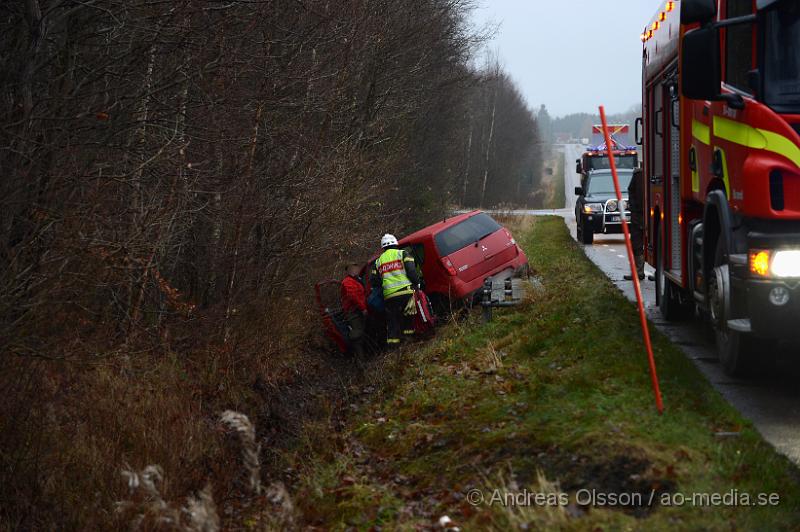 DSC_2435.JPG - Vid 14:45 larmades räddningstjänsten, ambulans och polis till Lisåkravägen i stidsvig där två personbilar kolliderat, den ena personbilen åkte ner i diket och föraren satt kvar i bilen. Minst en person fördes med ambulans till sjukhuset, oklart skadeläge.