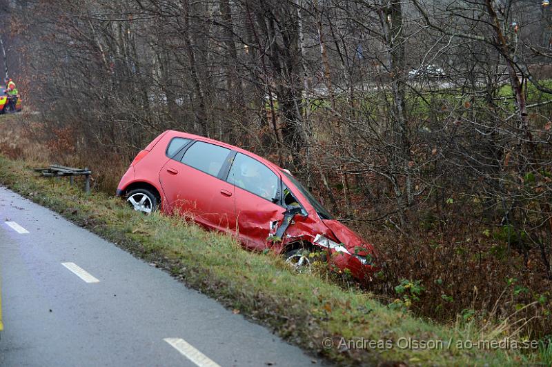 DSC_2442.JPG - Vid 14:45 larmades räddningstjänsten, ambulans och polis till Lisåkravägen i stidsvig där två personbilar kolliderat, den ena personbilen åkte ner i diket och föraren satt kvar i bilen. Minst en person fördes med ambulans till sjukhuset, oklart skadeläge.