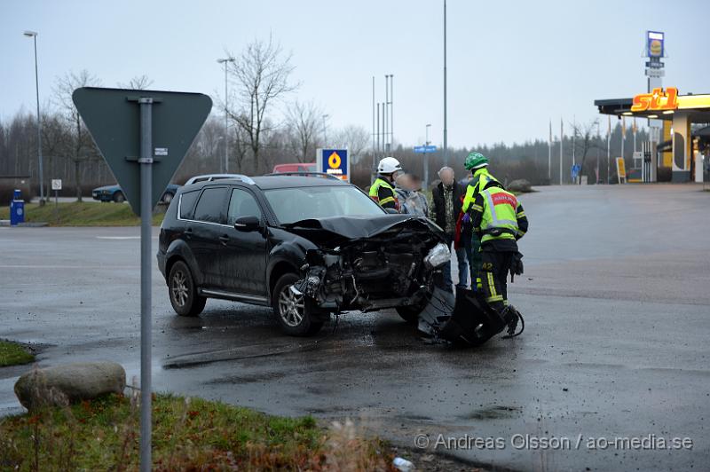 DSC_2444.JPG - Vid 14:45 larmades räddningstjänsten, ambulans och polis till Lisåkravägen i stidsvig där två personbilar kolliderat, den ena personbilen åkte ner i diket och föraren satt kvar i bilen. Minst en person fördes med ambulans till sjukhuset, oklart skadeläge.