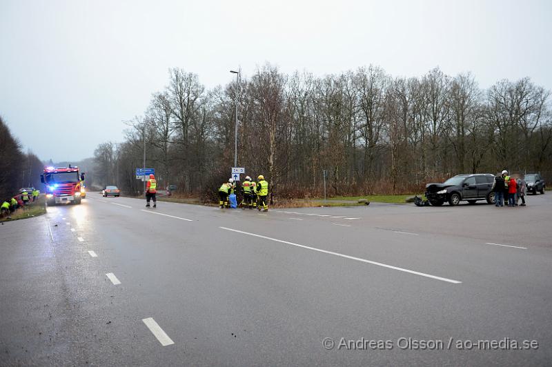 DSC_2445.JPG - Vid 14:45 larmades räddningstjänsten, ambulans och polis till Lisåkravägen i stidsvig där två personbilar kolliderat, den ena personbilen åkte ner i diket och föraren satt kvar i bilen. Minst en person fördes med ambulans till sjukhuset, oklart skadeläge.