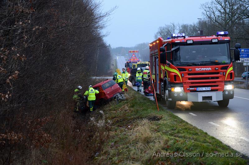 DSC_2448.JPG - Vid 14:45 larmades räddningstjänsten, ambulans och polis till Lisåkravägen i stidsvig där två personbilar kolliderat, den ena personbilen åkte ner i diket och föraren satt kvar i bilen. Minst en person fördes med ambulans till sjukhuset, oklart skadeläge.